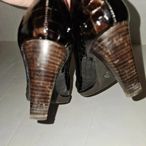 Croc Embossed Brown Pumps - Picture 5 of 10